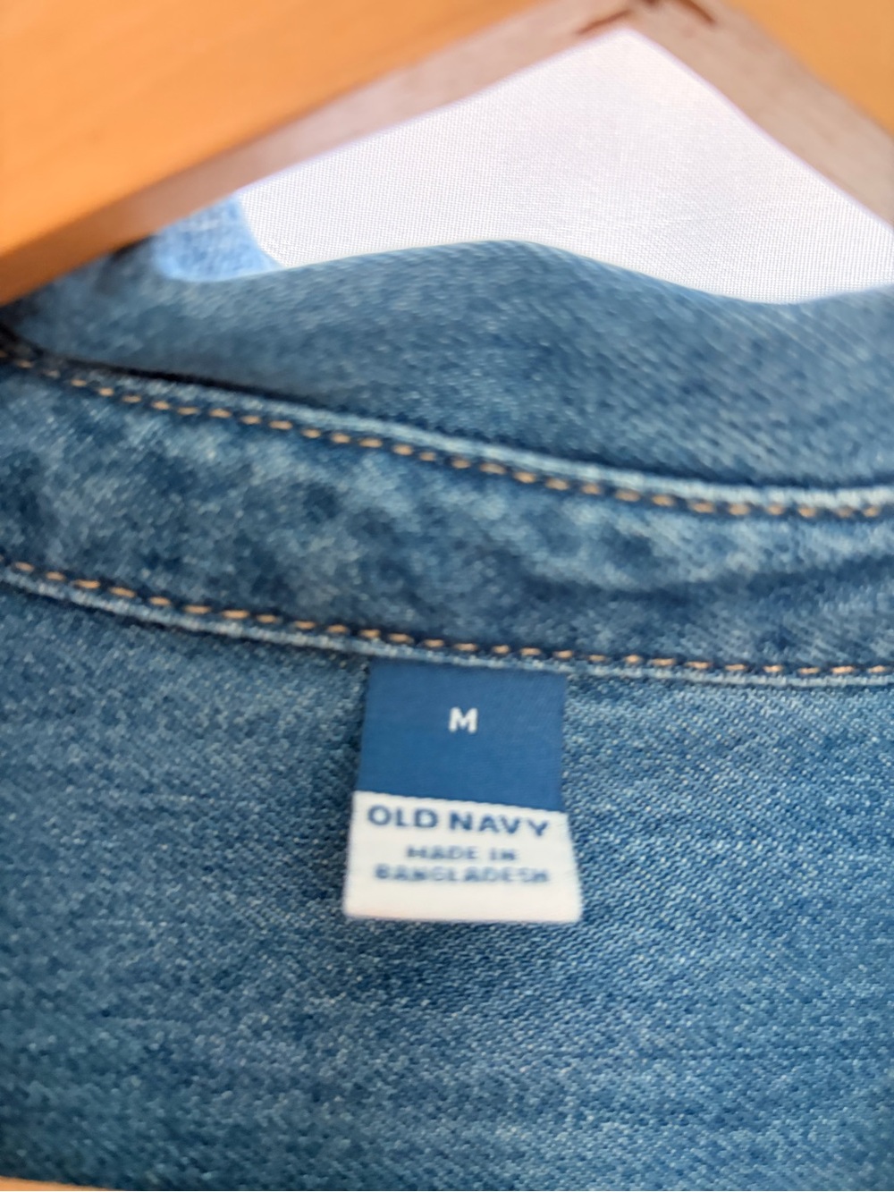 Old Navy Women’s Light Blue Denim Button-Down Shirt M NWT - Picture 2 of 3
